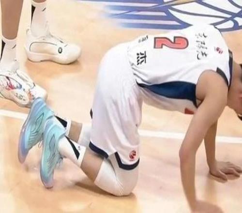 有伤在身!曝徐杰将前往国家队报到后评估伤情此前多次崴脚引关注