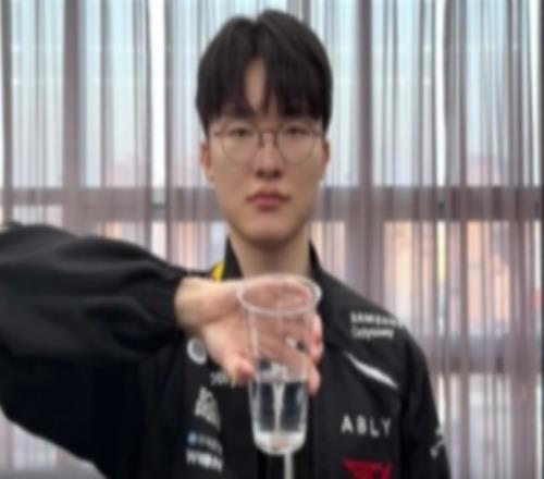 T1分享Faker、Peyz整活：花季传媒APP下载免费选手们喝水都是这样喝的呀