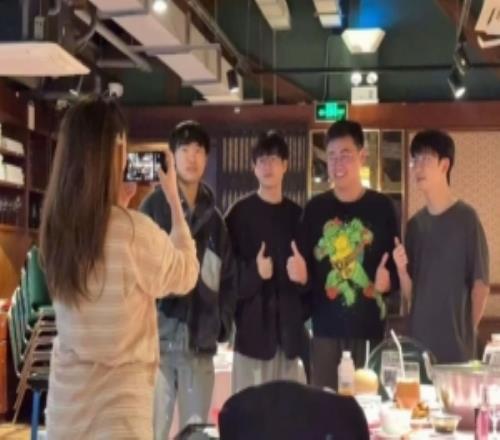 真是好兄弟！网友晒照：餐厅偶遇xun、knight、Elk一起吃饭