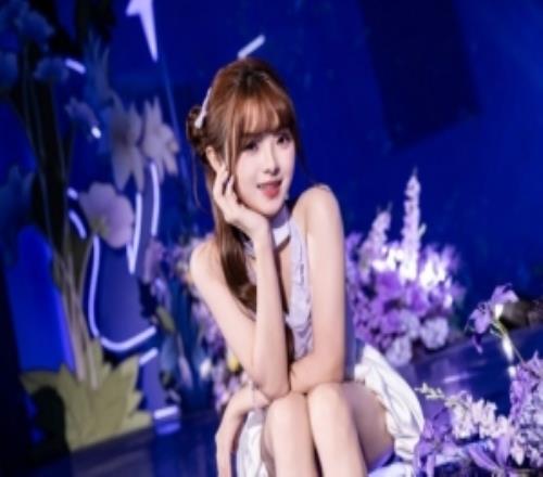 主持泱泱分享照片：在海洋上班，金鏟鏟女子賽太幸福了