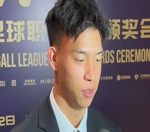 历史第4人:19岁王钰栋包揽中超最佳新人和中国金童奖!