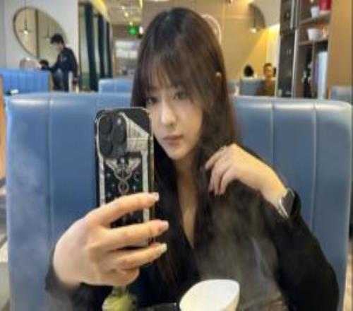 家庭地位縱橫宇宙！解說毛毛分享女友Kris照片：吃個飯一直臭美