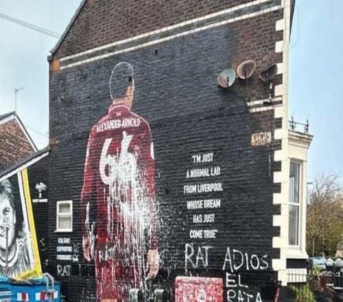 戰皇馬賽前阿諾德壁畫被破壞，旁邊寫著“老鼠”和“再見”