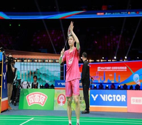 决赛零封“黑马”阿尤什，石宇奇生涯首夺亚锦赛男单冠军