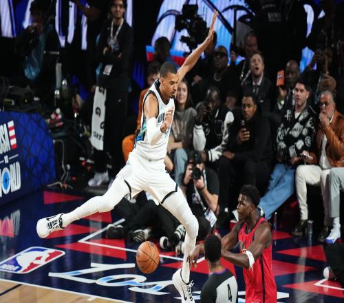 必须真打!文班开场转身暴扣+三分,随后又飞身干扰对手投篮