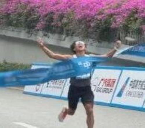 全运会马拉松何杰夺冠后高喊:谁说宁夏生长不出来玫瑰我就是!