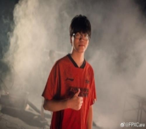 家要散了吗FPX中单care发文感慨:后知后觉又过了一个秋
