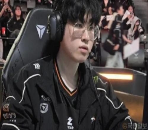 Zeus：第二局本該控小龍或越塔來拉開經濟，但這兩點都沒做到