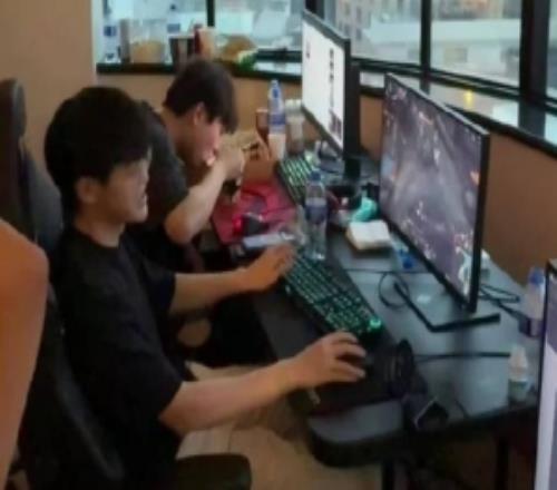 BLG更新选手动态：自律人士Bin哥的欺骗餐依旧看着UFC下饭