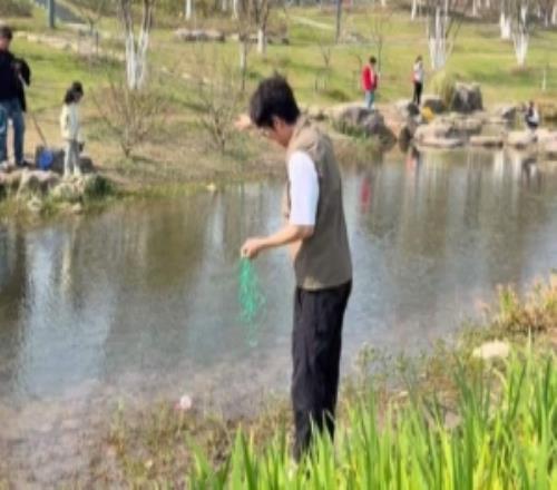 米勒妻子分享钓鱼动态：一位看起来空军的钓鱼佬