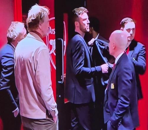 卡里克赛后采访被叫停,紧急面见拉特克利夫,曼联帅位要变天