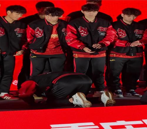 率重庆冲超!66岁韩国名帅庆典磕头跪谢球员,名记质疑:大可不必