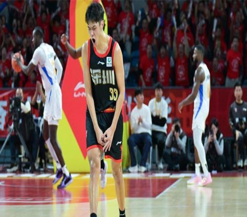 轰25分力压曾凡博!中国男篮21岁2米05新星崛起:郭士强重用他