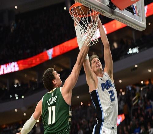 终于,魔术队中锋莫瓦格纳将在打鹈鹕队的比赛中迎来赛季首秀