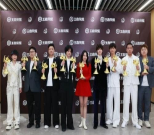 人手獎(jiǎng)杯！成都AG曬照：感謝每一個(gè)人的付出和努力