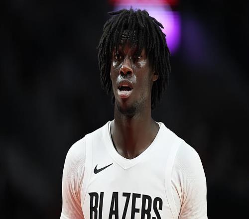 开拓者终于转正了双向合同侧翼球员,但他的表现其实也非常一般