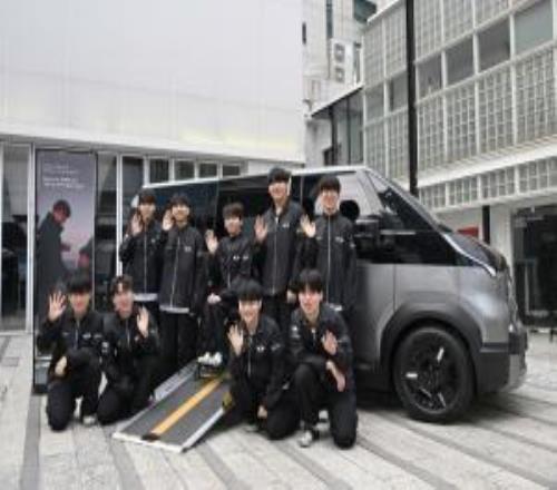 韓媒報道：起亞汽車向DplusKia旗下選手權載赫贈送了輪椅專用車