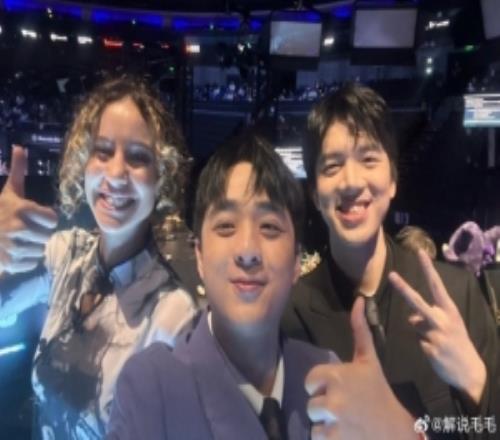 毛毛:跟大狗跑到隔壁解说台找laure合影多年lec观赛老欧子认证