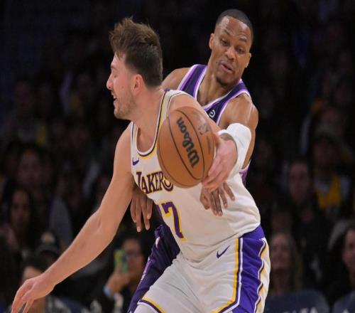 場均33分，場均28分！NBA豪門變成啃老隊，球隊老大或許該被送走