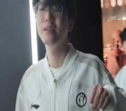 彈幕和主播都串麻了jiejie更博：謝謝小伙伴的陪伴今天太熱情了！