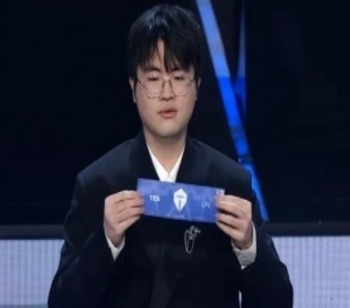 这也能喷粉丝昏头怒喷姿态抽签:你这个臭手让t1一穿3给blg打进了ktv