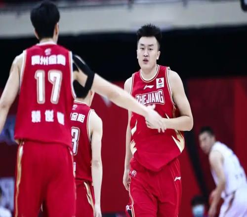 拿600万,26岁内线26分钟砍2分1板,球迷:拿了顶薪就提前养老