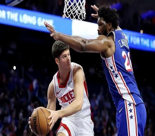 加时赛又被摁在了板凳席上!火箭对于后场新星的使用让人无法理解