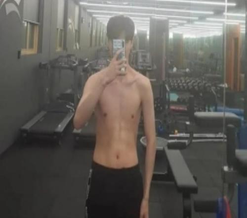 國外粉絲曬Chovy和Bin身材照：給情侶死黨們的頭像搭配建議