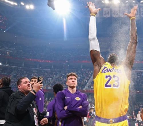 湖人30分惨败!东契奇空砍29+5+6,老詹新里程碑,17号秀申请交易