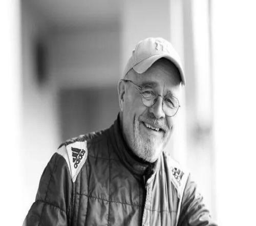 RIP66歲車手在賽道嚴重事故中不幸喪生，同場競技的維斯塔潘發文哀悼