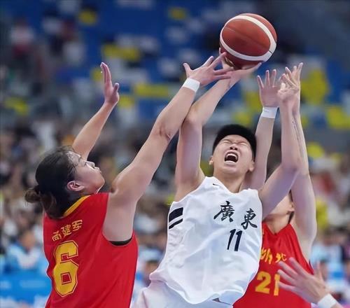 原来她就是江苏女篮教练，年轻美貌实力并存，击败卫冕冠军广东队
