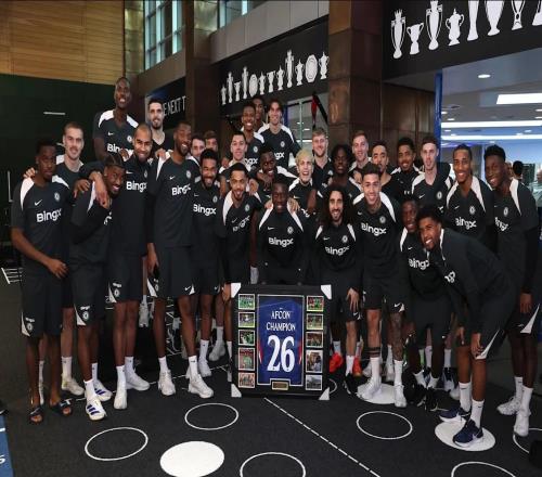 马马杜萨尔被召回后，，，，，，，切尔西球员配合祝贺他赢得非洲杯冠军