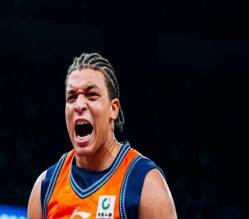 赛季刚开始,上海男篮就遇到了麻烦