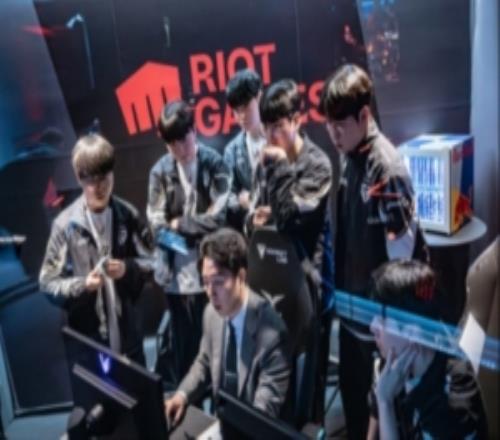 PCS网友热议LCK引入教练语音：T1要听老李的指挥还是教练