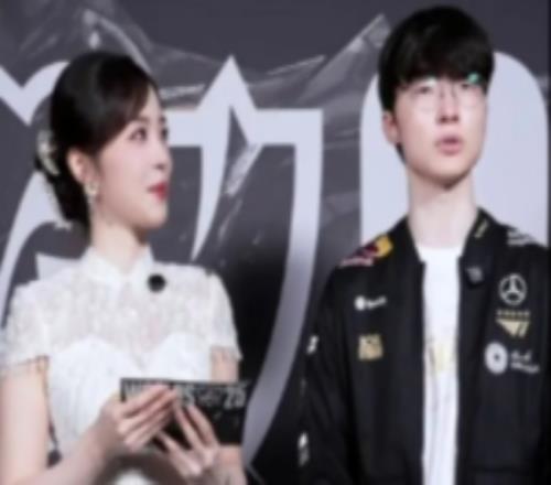 Faker赛后接受余霜采访:这一冠不为了任何人,冠军皮肤还没有定