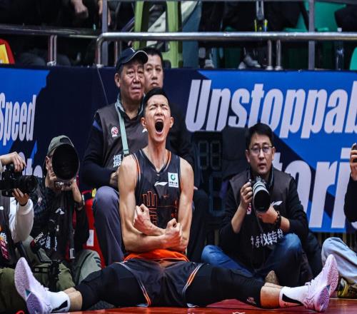 四川队惹怒篮协,杜锋指望受伤外援,陈林坚19分立功,卢伟夸两人