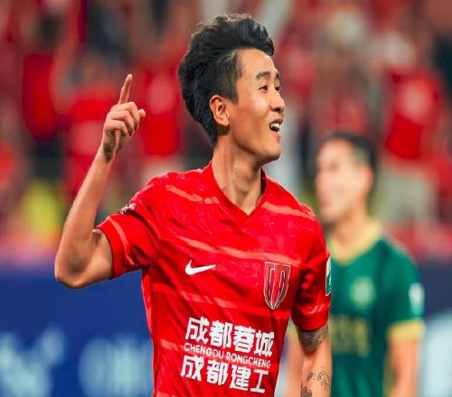 吴曦再获金球奖!韦世豪社媒表态令人遐想连篇,疑似不满中足联