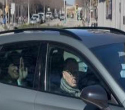 世体：拉波尔塔今日中午看望巴萨一线队，临时主席尤斯特陪同