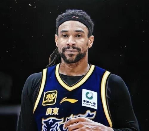 笑噴！廣東外援薩林杰偷聽青島隊戰術畫面曝光裁判都看不下去