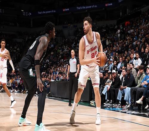 內線支柱再次打出了攻守兼備的表現，但火箭的戰績還在不斷下滑