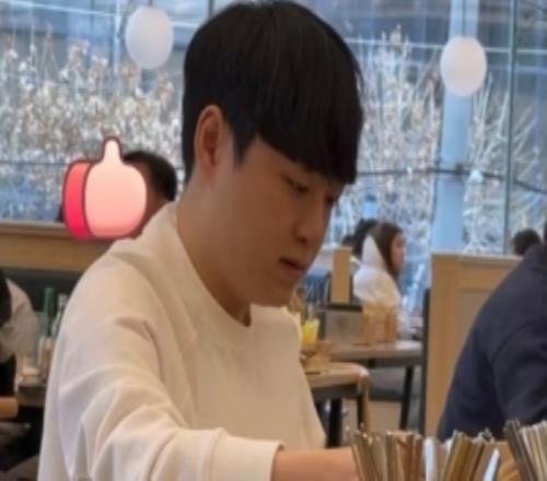 许哥已脱单!网友晒照:偶遇电竞选手Showmaker与女友就餐