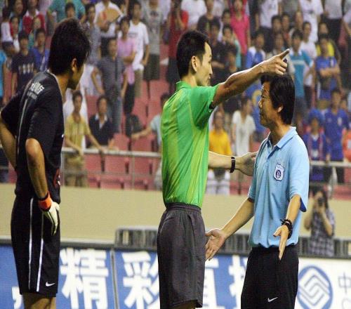 杨鸣为何连吃2T被驱逐裁判判罚尺度再引争议