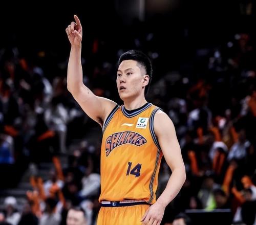 上海赢球一人最失意，遭卢伟DNP，名气大却0上场，球迷：下季送走