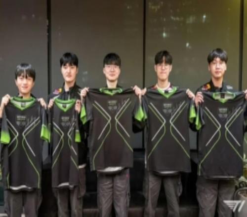 T1官方：黄仁勋先生向T1LCK战队送来了亲签队服，非常感谢