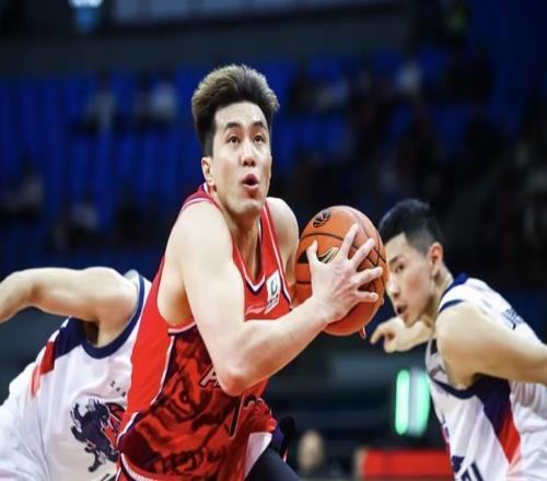 广州主场胜山东,郭艾伦重伤离场,徐昕17分10板4盖帽