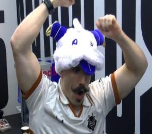 有钱！G2经理：GEN全部战队自费升级商务舱而我们都是经济舱升级版