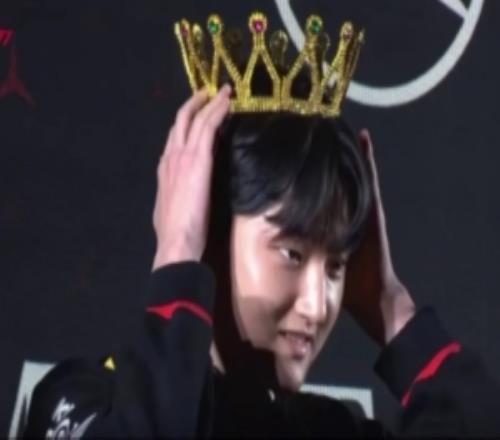 少爺王子！T1粉絲見面會上Peyz直接帶上王冠