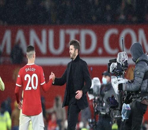 记者:曼联始终力挺达洛特,希望卡里克上任就表达对他的支持