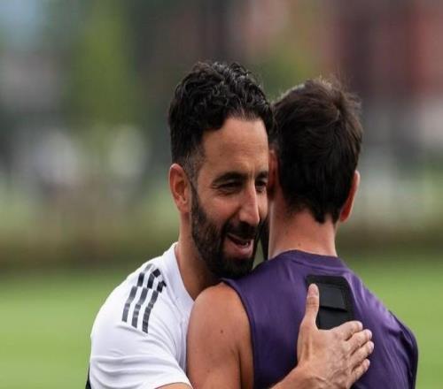 B费离别阿莫林：谢谢你教练，，，，，祝你和你的团队一切顺遂