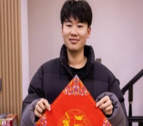 Wei曬手寫福字：新年快樂，家人們